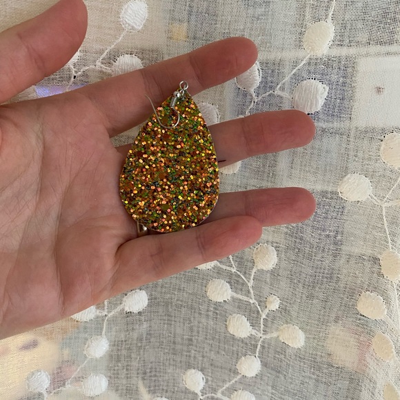 Glitter teardrop green leather earrings - Picture 3 of 4